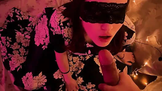 Tatilde maskeli ve elbiseli güzel bir kadından sakso