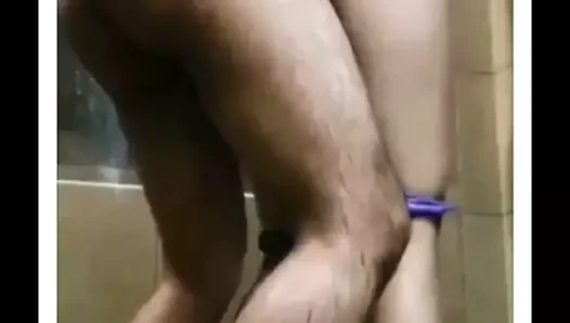 Seksi Hintli sürtük duşta seks yapıyor