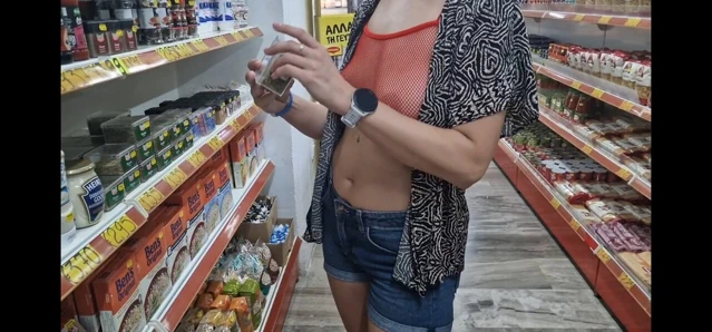 Mağazada göğüslerini teşhir ediyor