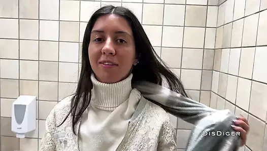 Alışveriş merkezinin umumi tuvaletinde gerçek porno oyuncu seçmeleri