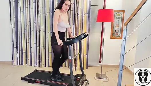 Büyük memeli koşu bandı üzerinde sallıyor hız tayt spor salonu