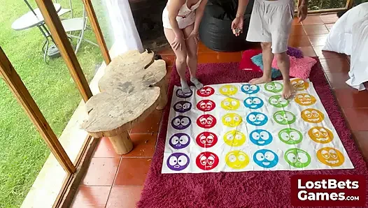 Striptiz Twister oyunu kazananı için sakso sürprizi