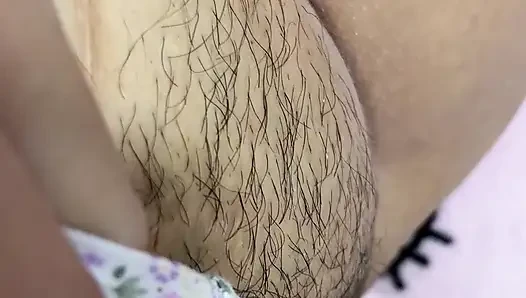 Büyük, tüylü ve büyük vajinamı mastürbasyon yapıyorum