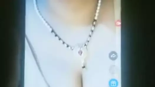 Büyük göğüsler desi online kızları gösteriyor