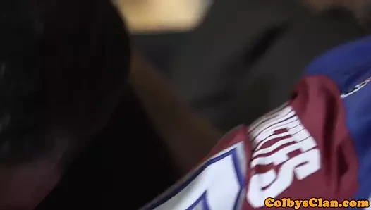 Erkeksi sporcu yarakla sikiliyor ve sonra götünü sikiyor