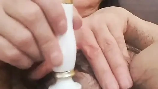 Üvey anne klitorisine mastürbasyon yapıyor, ıslak amcık