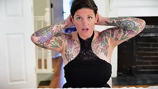 Carrie Capri трахает раком машину для траха и жестко кончает!