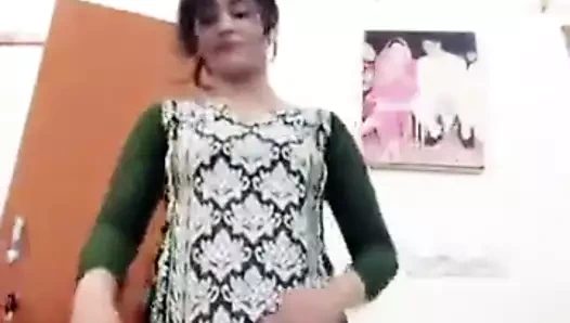 Bir kız erkek arkadaşı için kıyafetlerini çıkar