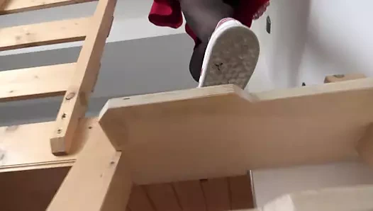 Prensesin kokuşmuş naylon ayakları tahakküm kokuyor!