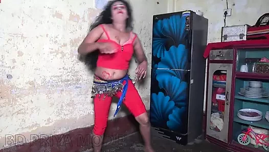 Bangladeşli güzel kızın odasında ateşli dans performansı 2025