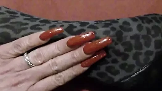 Parlak kırmızı ojeli uzun tırnaklarım