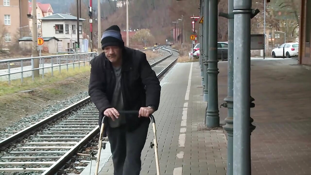 Azgın Ev Kadınları Tamirci Tarafından Parmaklanıyor Ve Sikiliyor