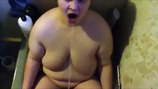 Sıcak karısının ilk kez altın bir duş alıyor - her yerine işedi