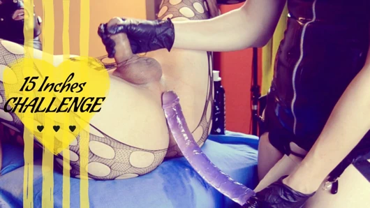 Kadın kılıklı anal meydan okuma - götten 15 inçlik dildo almaya çalışıyor!!