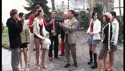 Çekici esmer Alman genç kız iki azgın adam tarafından sikiliyor