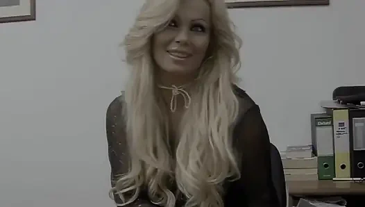 Güzel, Göğüslü MILF Oyuncu Seçiminde Mastürbasyon Yapıyor