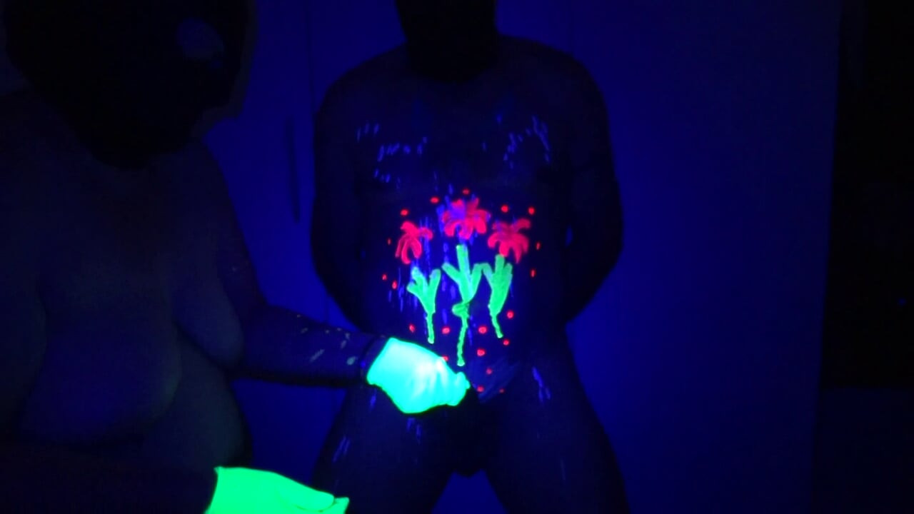 Maskedkinky - erkek itaatkar vücut ve yarak üzerinde parlayan boya alıyor