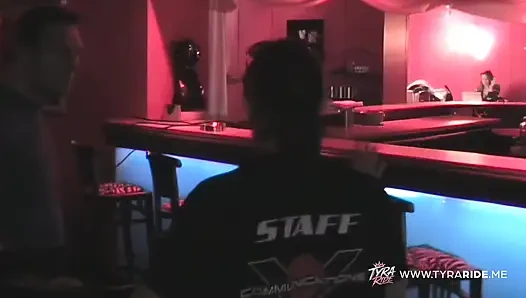 Çıplak çiftler ve direk dansı ile vahşi eş değiştirme kulübü gecesi