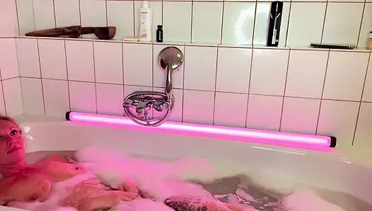 Sarışın orta yaşlı seksi kadın, ateşli latin ve yaşlı adamla üçlü yumruk sokma
