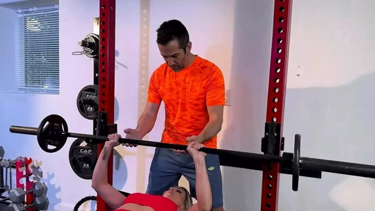 Çarpıcı orta yaşlı seksi kadın Andi Avalon taytını aşağı çekiyor ve kişisel antrenörün yüzüne oturuyor - mylf