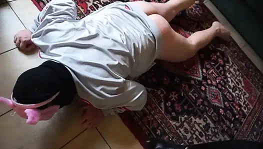 Maskeli köle üç kadın egemenliği piliçten cezalandırılıyor