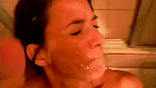 Latina bebek gözleri arasında bir yüz yük alır