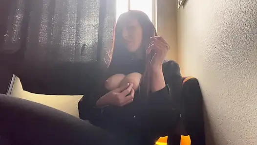 İtalyan büyük memeli uzun saçlı artemisia sigara içmeyi seviyor