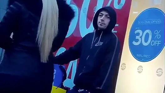 Elinde pantolon olan Str8