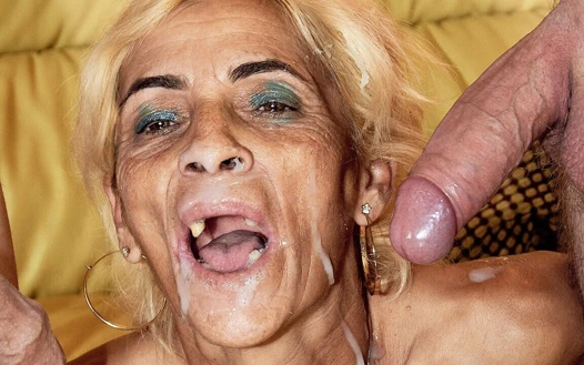 Dişsiz nine sert götten sikiliyor