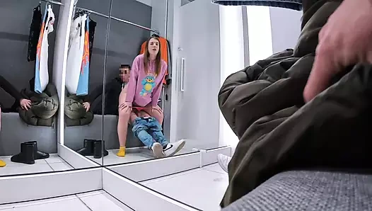 Alışveriş merkezinde halka açık seks - soyunma odasında sakso - soyunma odasında riskli seks