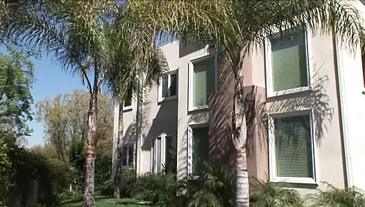 Sıcak sarışın gets ona sıkı pembe kedi yaladı tarafından ona kız arkadaş