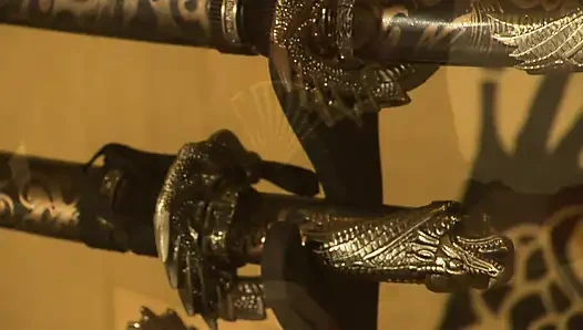 Seksi ve büyük memeli esmer dövmeli bir adam tarafından sikiliyor