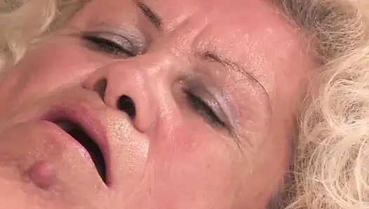 Oğlanlarla anneler! Yaşlı kadınlar ve genç erkekler sikişirken!