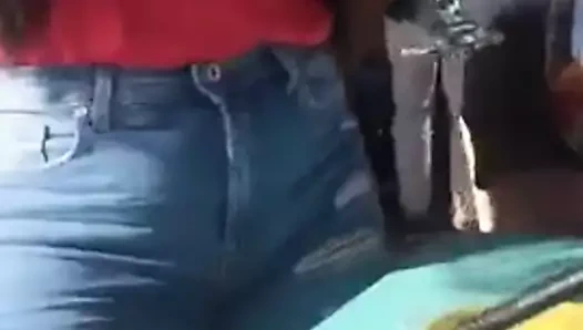 Halkın içinde dans etmek. (çıplak değil)