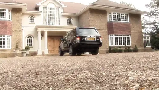 Sansasyonel esmer bebek iki adam tarafından sikiliyor