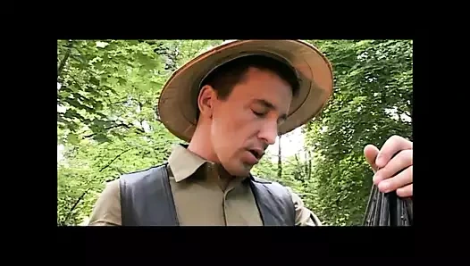 Fantastik şehvetli büyük memeli orta yaşlı seksi kadın açık havada büyük bir yarakla götten sikiliyor ve ağzına boşaltıyor