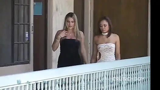 İki seksi kız büyük yaraklı baskın oğlan tarafından anal sikiliyor