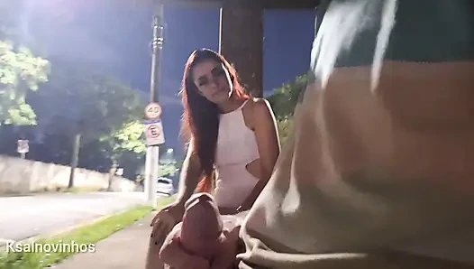 Güzel yabancının yanında otobüs durağında riskli mastürbasyon!
