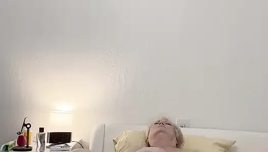 Nine dildo tarafından sikiliyor