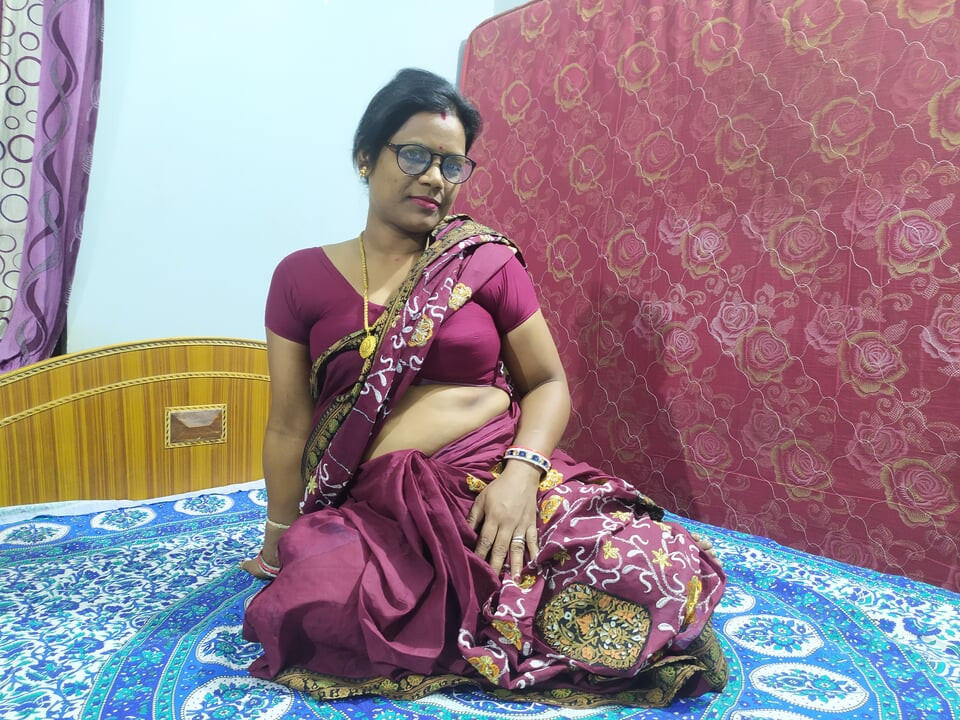 Mysore it profesör Vandana evde Xhamster'da iş arkadaşıyla sari içinde domaltarak ve kovboy kız stilleriyle emiyor ve sert sikişiyor