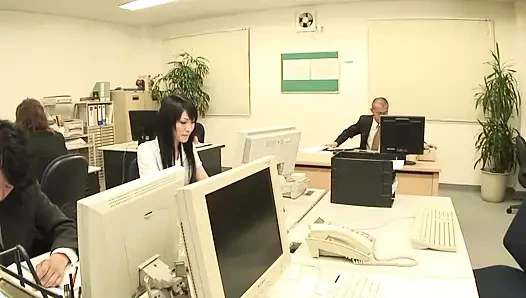 Sıcak sürtük sürmek bir dev horoz sonra losyonları klitoris ile bir vibratör