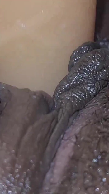 Трахаю мою чернокожую киску с моим дилдо