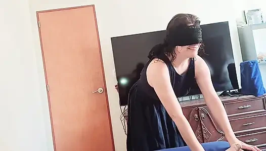 Biraz penisiyle oynuyor