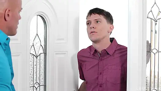 Annenin oğlu - kıskanç üvey oğul Rion King hiçbir erkeğin ateşli orta yaşlı seksi kadın Ryan Keely için yeterince iyi olmadığını düşünüyor