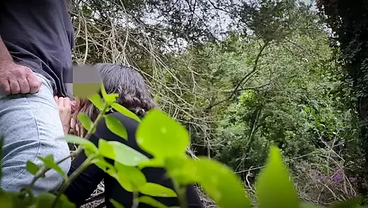 Parkta bir yabancıya oral seks yaptı ve hepsini filme aldı.
