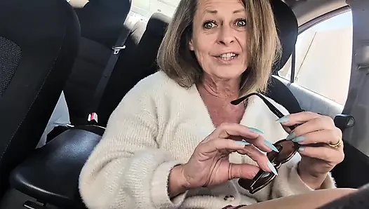 Küçük Linda kasıksız külotlu çorap giyerek araba randevususu için hazırlanıyor