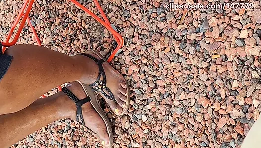 Tombul zenci uyluklar ve iri güzel kadın tombul sulu sarı ayak parmaklarıyla olgun ayaklar