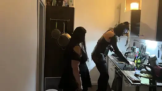 Mutfak fetişi fışkırtma çılgınlığı - olgun sürtükler her yere sırılsıklam