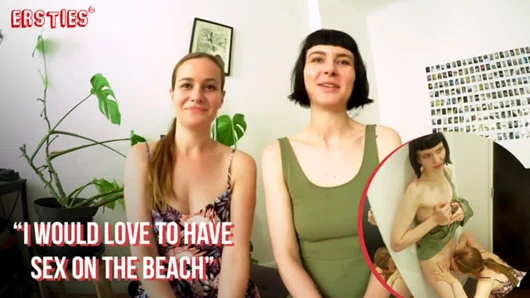 Ersties - sıcak lezbiyen bebekler soyunma odasında dalga geçiyor