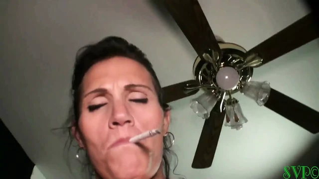 Genç erkek avcısı orta yaşlı seksi kadın öğretmen öğrenciye ekstra kredi veriyor